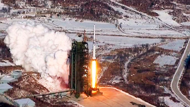 Eine Unha-3-Rakete hebt nördlich von Pjöngjang von einem Startplatz ab.