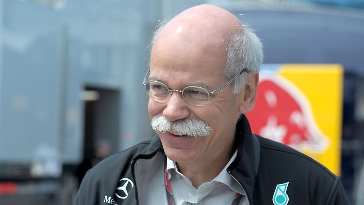 Mercedes Chef Dieter Zetsche hat gut lachen. In der Formel 1 läuft es für die Silberpfeile prächtig.