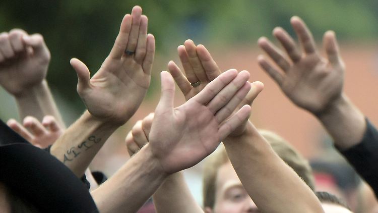 Freitaler Szenen: Menschen protestieren gegen Flüchtlinge.