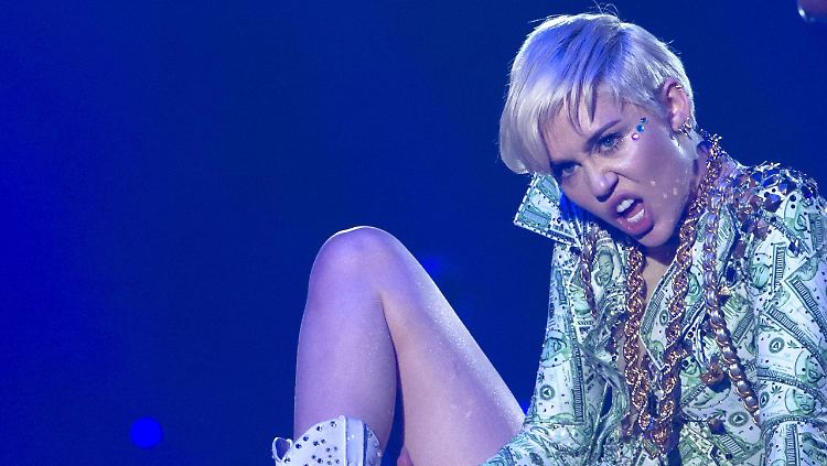 Mit Provokationen kennt sie sich aus, aber kann sie auch moderieren? Miley Cyrus.