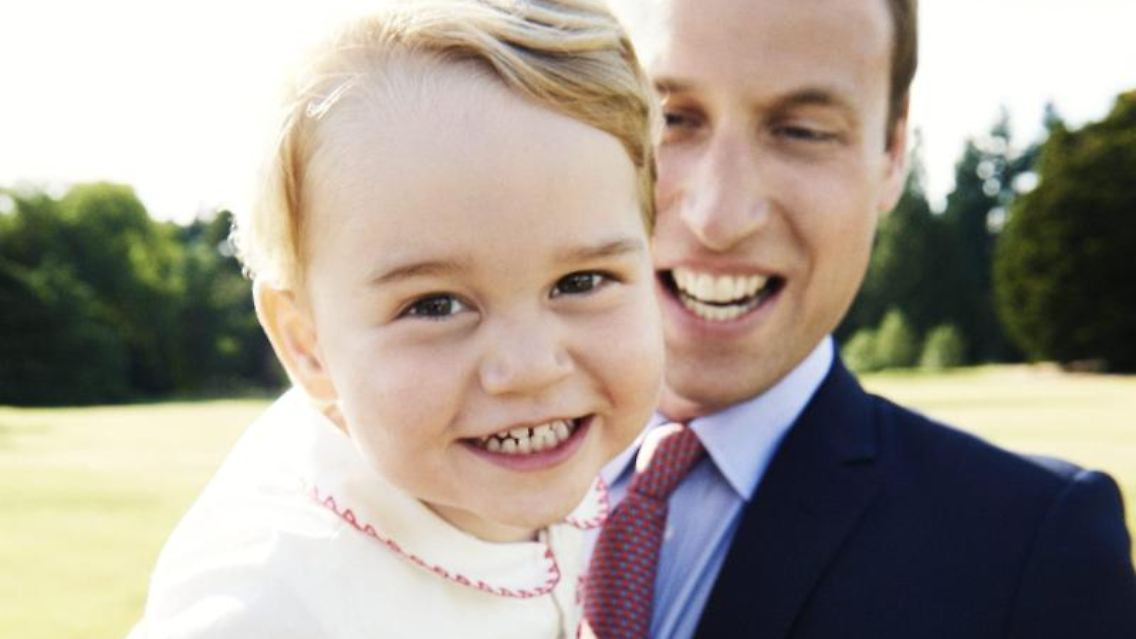 Prinzt William mit Sohnemann George im Garten des königlichen Landsitzes Sandringham. Foto: EPA/Mario Testino