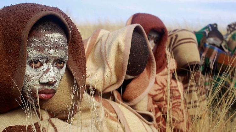 Bevor sie als Erwachsene gelten, werden Xhosa-Jungen an abgelegene Orte geschickt, wo sie unter anderem beschnitten werden.