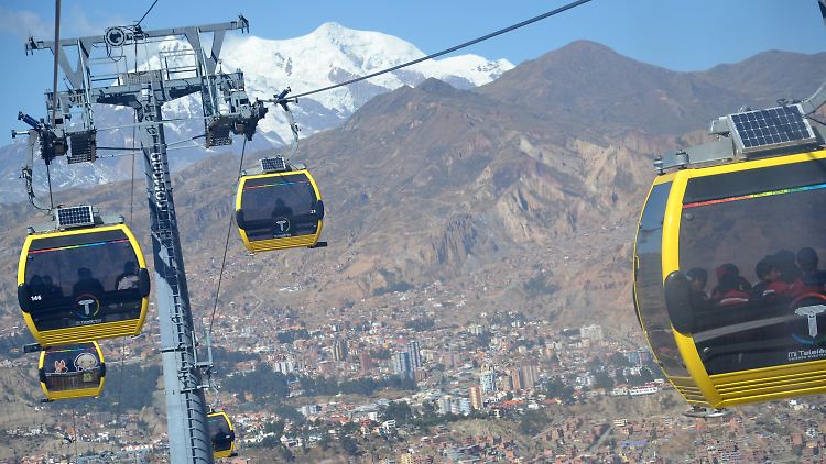 Seilbahnkabinen der gelben Linie verbinden das auf 4000 Meter gelegene El Alto mit der auf 3600 Meter gelegenen Metropole La Paz.