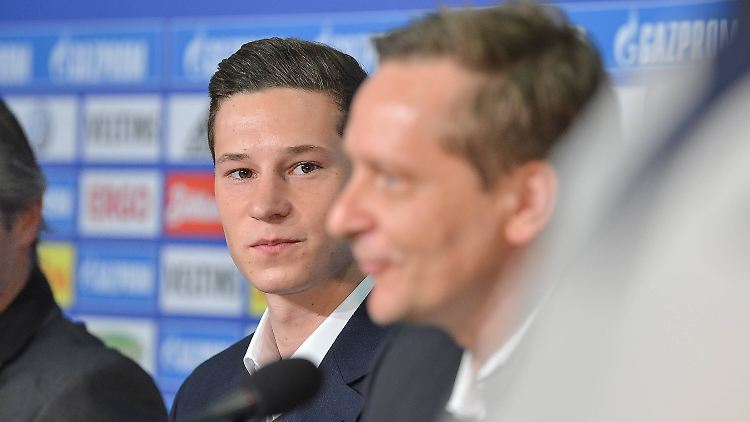 Julian Draxler (l.) und Horst Heldt arbeiten möglicherweise schon bald nicht mehr zusammen.