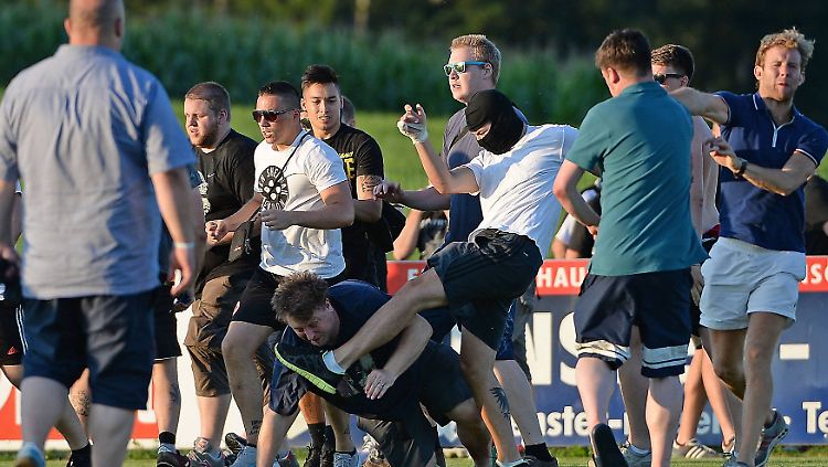 Nach dem Testspiel in Eugendorf eskalierte die Situation zwischen den Anhängern von Eintracht Frankfurt und Leeds United.