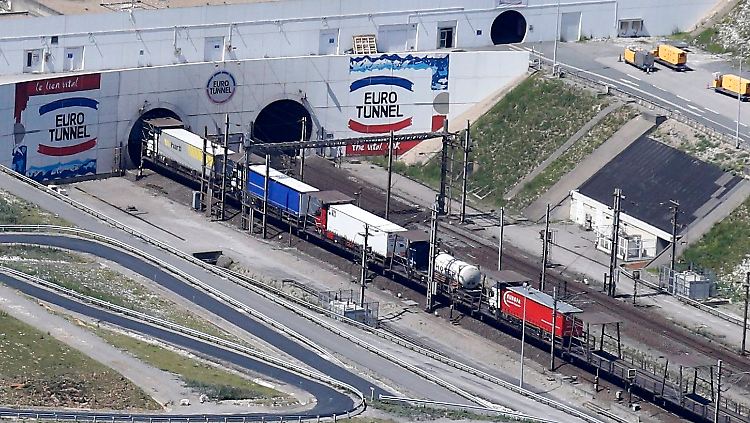Nahe dem Eurotunnel harren Tausende Flüchtlinge aus, um sich auf Züge nach Großbritannien zu schmuggeln.