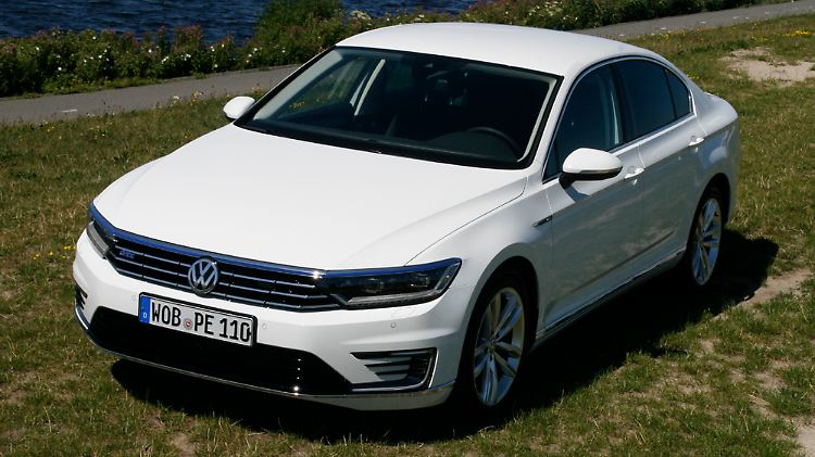 Der VW Passat GTE ist als Limousine und Variant erhältlich.