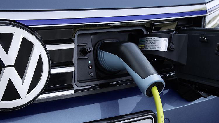 Die Buchse für die Batterieladung befindet sich vorne hinter der Kühlerblende.