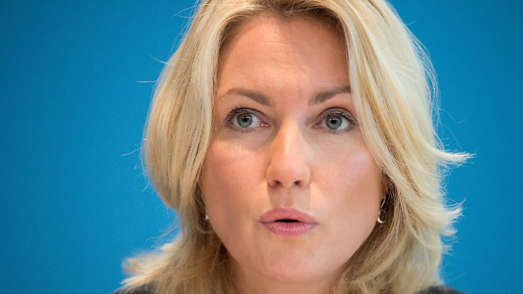 Familienministerin Schwesig versichtert Eltern, dass sie das schon ausgezahlte Betreuungsgeld nicht zurück zahlen müssen.