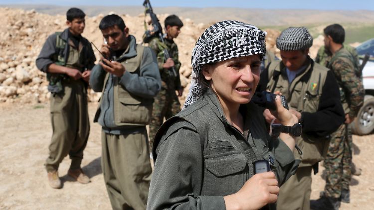Kurdische Kämpfer, unter denen es auch Frauen gibt, bereiten sich auf den Kampf gegen die Miliz des Islamischen Staates vor.