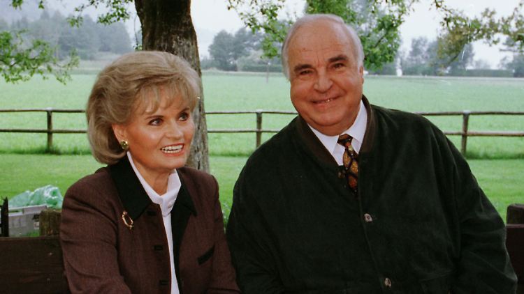 Hannelore mit Altkanzler Kohl. Das Foto ist aus dem Jahr 1998.