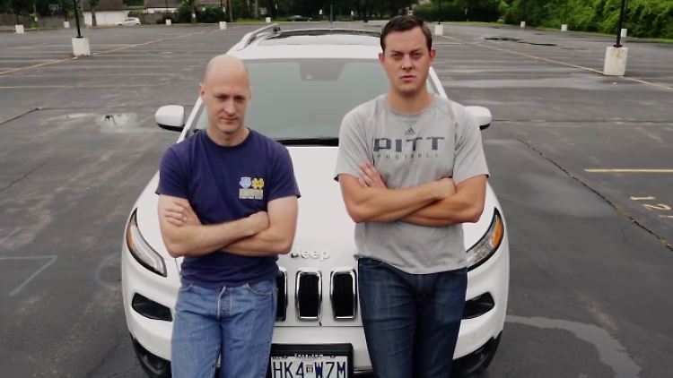 Der Jeep ist nicht das erste Fahrzeug, das Miller und Valasek hacken, aber das erste das sie komplett aus dem Internet fernsteuern können. 