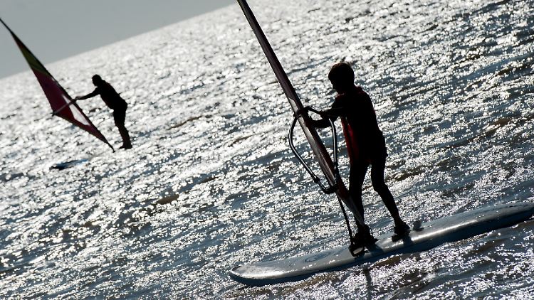 Beim Windsurfen gleiten die Bretter mit bis zu etwa 30 bis 45 Kilometern pro Stunde über das Wasser.