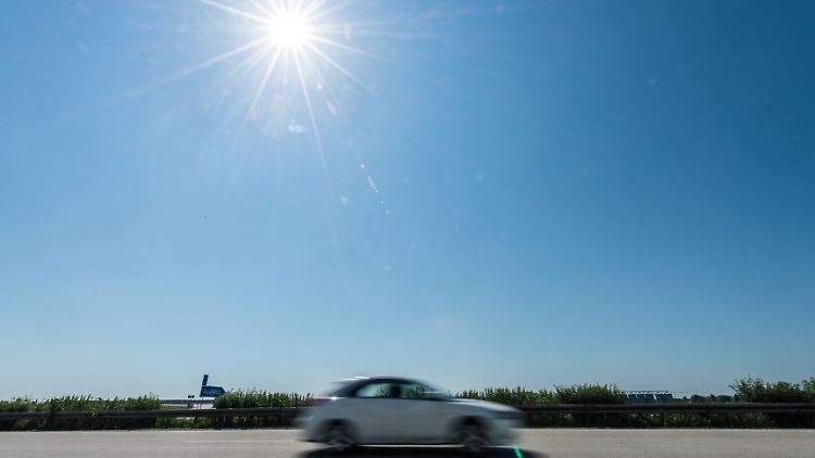 Die Temperaturen im Innenraum eines Autos erreichen im Sommer schnell extreme, mitunter lebensgefährliche Werte.