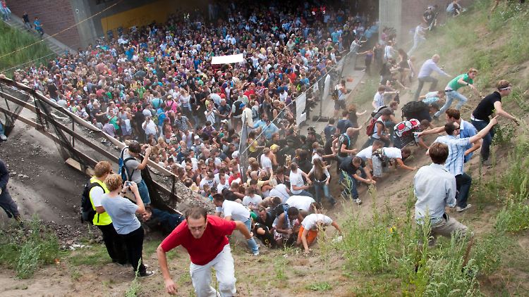 Sie wollten tanzen, feiern, Spaß haben - und starben einen grauenvollen Tod. 21 Menschen ließen bei der Loveparade in Duisburg ihr Leben.