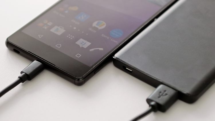 Externe Akkus können das Smartphone mit neuer Energie versorgen.
