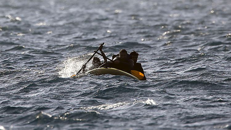 Flüchtlinge aus Pakistan in einem Schlauchboot zwischen Griechenland und der Türkei.