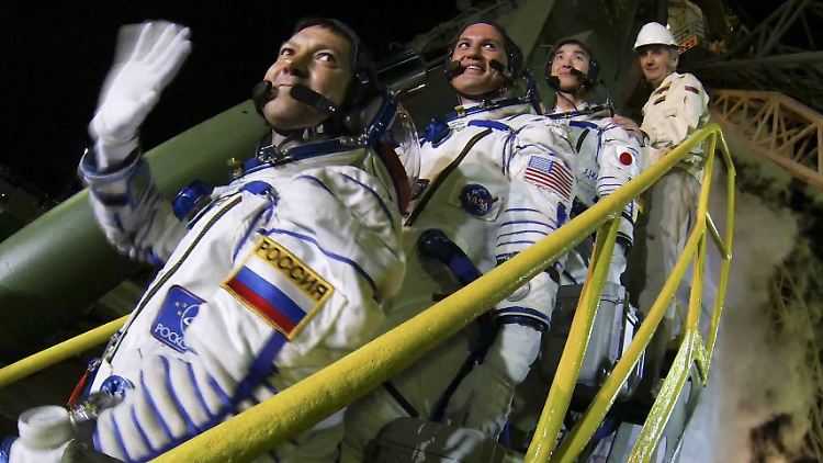 Die Raumfahrer Oleg Kononenko, Kjell N. Lindgren und Kimiya Yui vor ihrem Start in Baikonur.