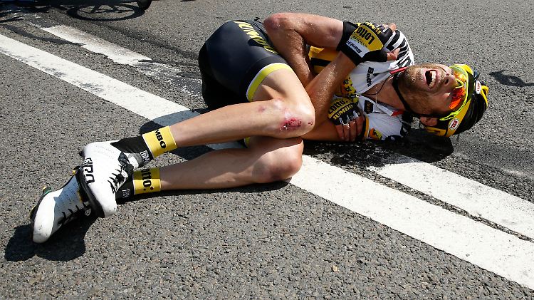 Der Radsportler Laurens ten Dam krümmt sich nach einem Sturz vor Schmerzen.