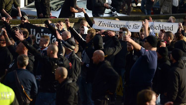Unschön: Rechtsextreme bei einer Demonstration der Gruppierung "HoGesa" (Hooligans gegen Salafisten) in Köln.