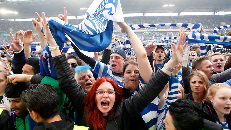 "Der Zusammenhalt ist überall in der Stadt spürbar", sagte Duisburgs Sportdirektor Grlic