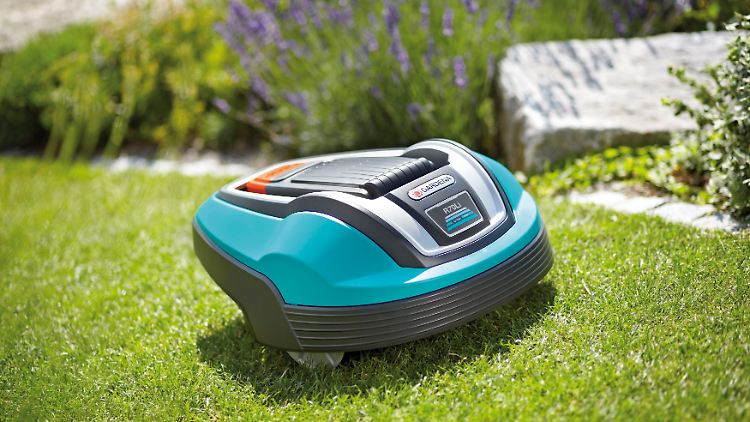 Der Gardena R70Li deckt bis zu 700 Quadratmeter Rasenfläche ab. 