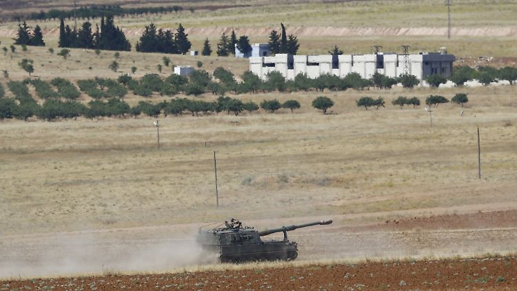 Die türkische Armee ist mit schweren Waffen an der syrischen Grenze präsent. Laut Kritikern geht sie jedoch kaum gegen den IS vor. 