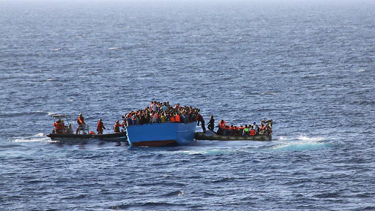 Erst kürzlich rettete die Bundeswehr über 240 Menschen aus dem Mittelmeer. Hunderttausende stehen in den Startlöchern, die Fahrt zu wagen.