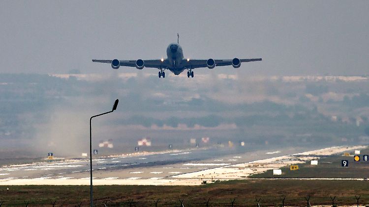 Ein Militärflugzeug hebt von der Basis Incirlik ab.