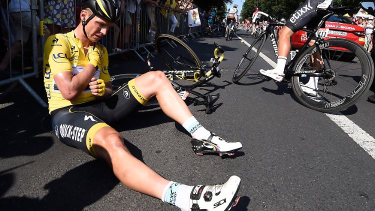 Ein Bild dieser Tour: Tony Martin ist im Gelben Trikot des Gesamtführenden gestürzt. Offener Schlüsselbeinbruch, er muss aufgeben.