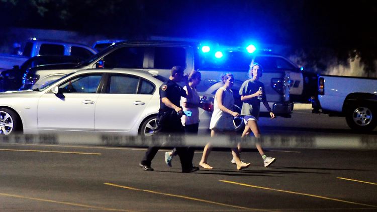 Die Polizei bringt Menschen rund um das Kino in Sicherheit.