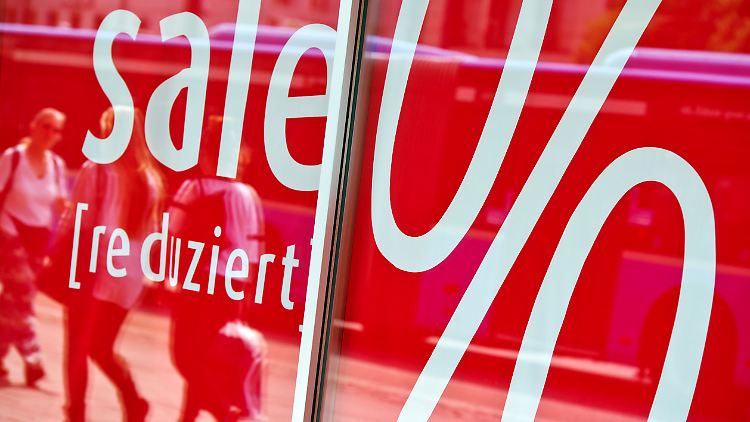 In diesem Jahr wollen deutlich mehr Händler am Sommerschlussverkauf teilnehmen als vor einem Jahr.