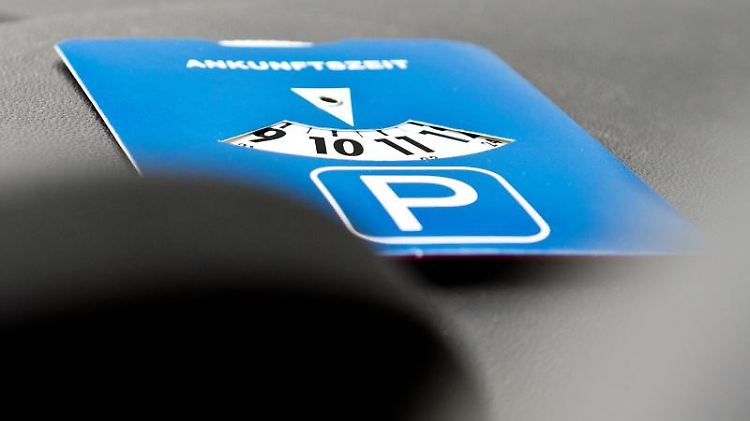So ist es richtig: Damit eine Parkscheibe gültig ist, darf der Zeiger nicht zwischen zwei Markierungsstreifen liegen. Sonst droht ein Bußgeld. 
