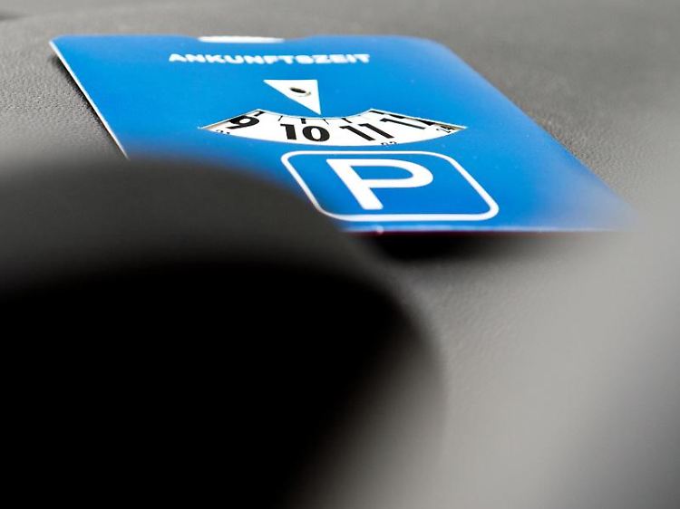 So ist es richtig: Damit eine Parkscheibe gültig ist, darf der Zeiger nicht zwischen zwei Markierungsstreifen liegen. Sonst droht ein Bußgeld.