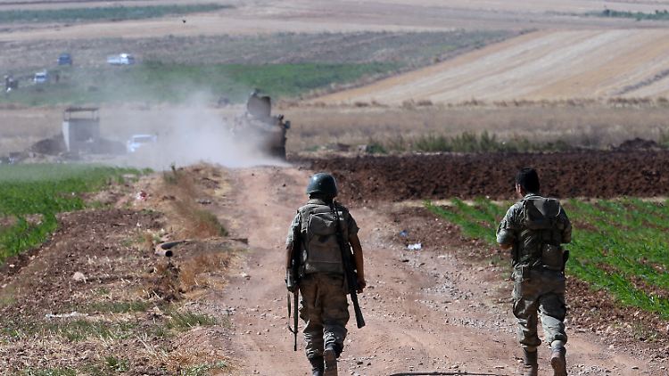 Türkische Soldaten patrouillieren an der syrischen Grenze, östlich von Kilis. 
