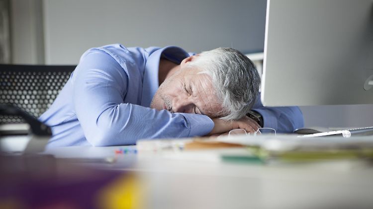 Erste Unternehmen belohnen ihre Mitarbeiter dafür, dass diese genug schlafen - nachts zu Hause, nicht im Büro.