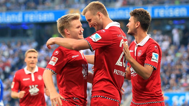 Freude pur bei den Lauterern: 3:1 gewinnt der FCK am 1. Spieltag der neuen Zweitliga-Saison bei Aufsteiger MSV Duisburg.