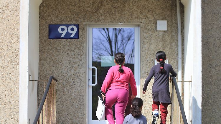 Bayerns Innenminister Joachim Herrmann hält angesichts der Flüchtlingszahlen Investitionen in Wohnungsbauprogramme für notwendig.