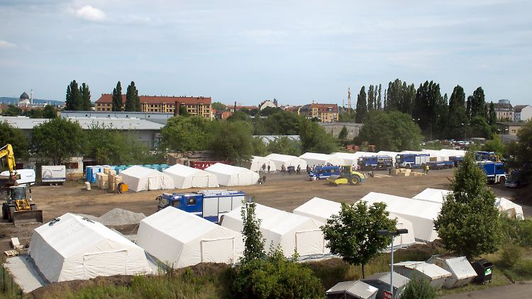 Auch Mitarbeiter des Deutschen Roten Kreuzes, welche die Zeltstadt in Dresden mit aufbauten, wurden von Flüchtlingsgegnern angegriffen.