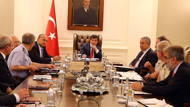 Ministerpräsident Ahmet Davutoglu hat ein Sicherheitstreffen in Ankara einberufen.