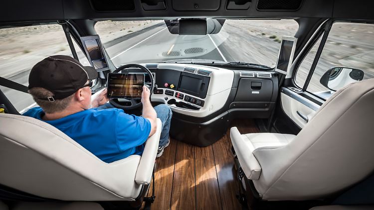In den USA ist der weitgehend autonome Inspiration Truck von der Daimler-Tochter Freightliner bereits unterwegs.