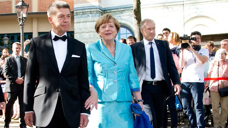 Offenbar doch alles in Ordnung. Angela Merkel mit Ehemann Jaochim Sauer bei den Bayreuther Festspielen.