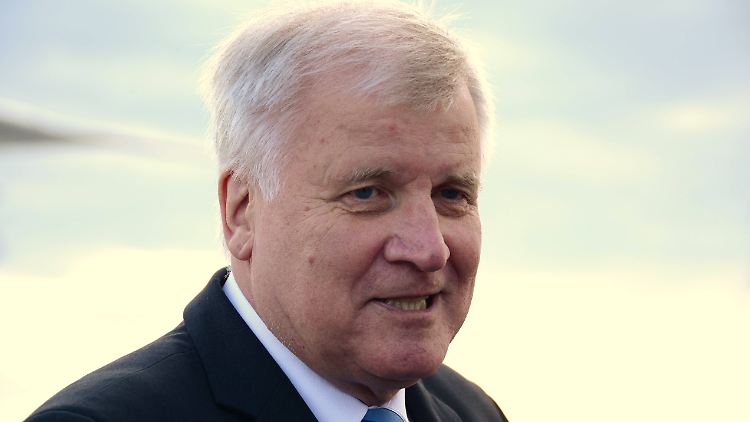 Horst Seehofer will seine Amtszeit als Ministerpräsident Bayerns zuende bringen. Am Parteivorsitz dagegen hängt er offenbar nicht so.