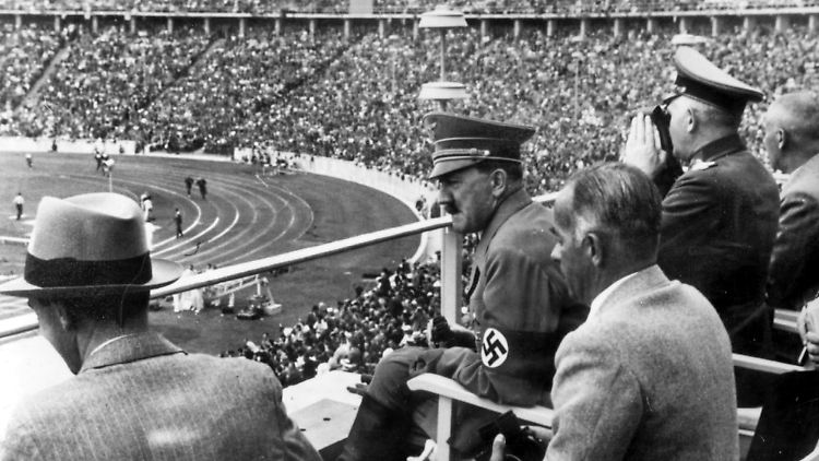Adolf Hitler und Joseph Goebbels bei den Olympischen Spielen in Berlin, im August 1936.