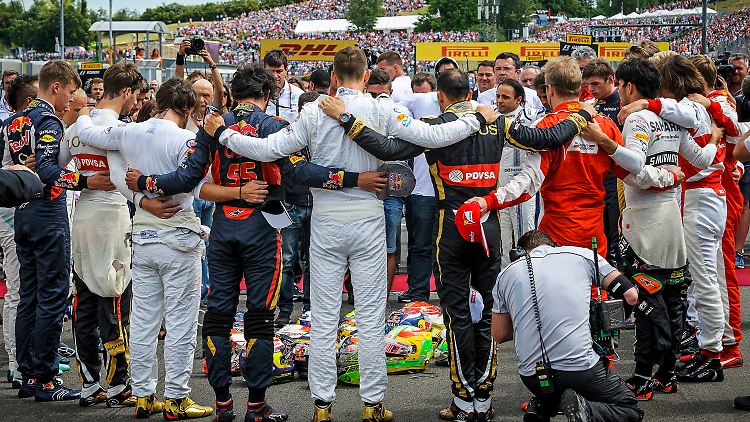 Piloten, Teams und Familie versammelten sich zu einer Schweigeminute für Jules Bianchi: Er war am 17. Juli nach neun Monaten im Koma verstorben.