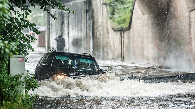 Vielerorts führte der Starkregen zu überfluteten Straßen - wie hier in Flensburg.
