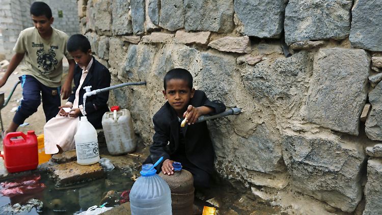 Millionen Jemeniten haben nicht genügend Trinkwasser, auch Nahrung, Medizin und Treibstoff sind knapp. Das Land wäre dringend auf Hilfe von außen angewiesen. 