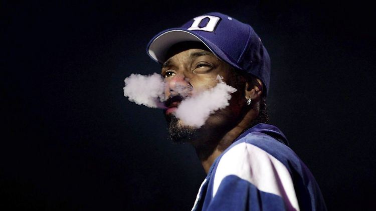 Snoops Karriere ist geprägt von zahlreichen Skandalen und Konflikten mit der Polizei wegen Drogenmissbrauchs.