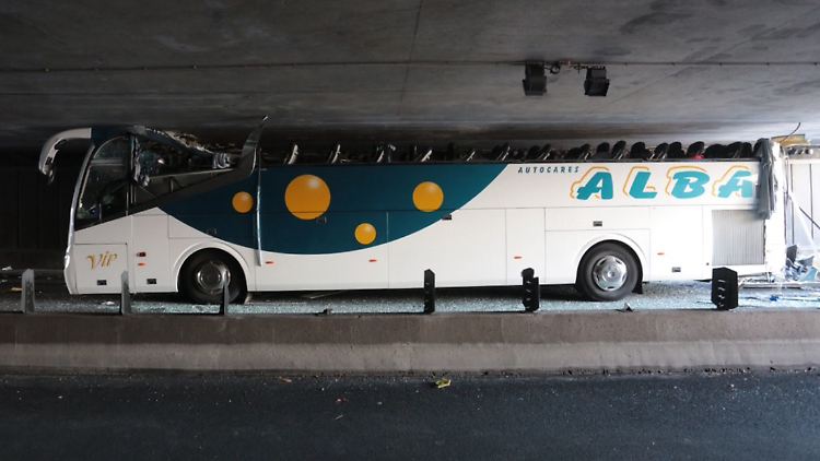 Der Bus wurde bei der Durchfahrt in dem Tunnel eingeklemmt und das Dach auf der gesamten Länge abgerissen.
