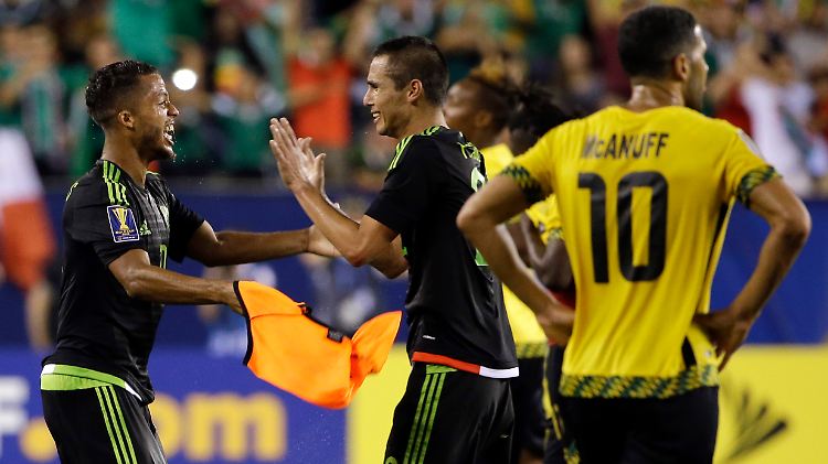 Jubel bei den Mexikanern Giovani Dos Santos und Paul Aguilar, Enttäuschung bei Jamaikas Joel McAnuff.